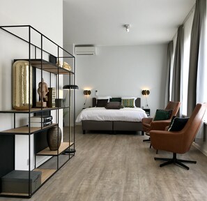 Suite Deluks, Beberapa Tempat Tidur, Bebas Asap Rokok | Seprai katun Mesir, seprai premium, dan meja kerja
