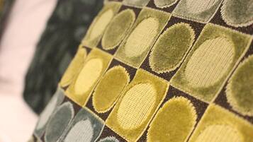 Un gros plan d’un tissu à motifs présentant un dessin géométrique.