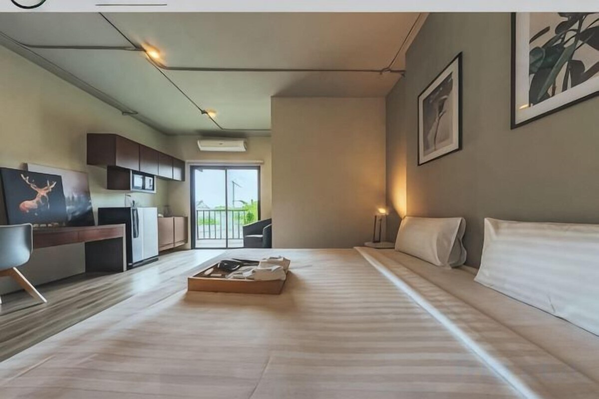 Escritorio, wifi gratis y ropa de cama 