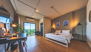 The Loft Grand Deluxe Room | Bàn, truy cập Internet không dây miễn phí, bộ trải giường 