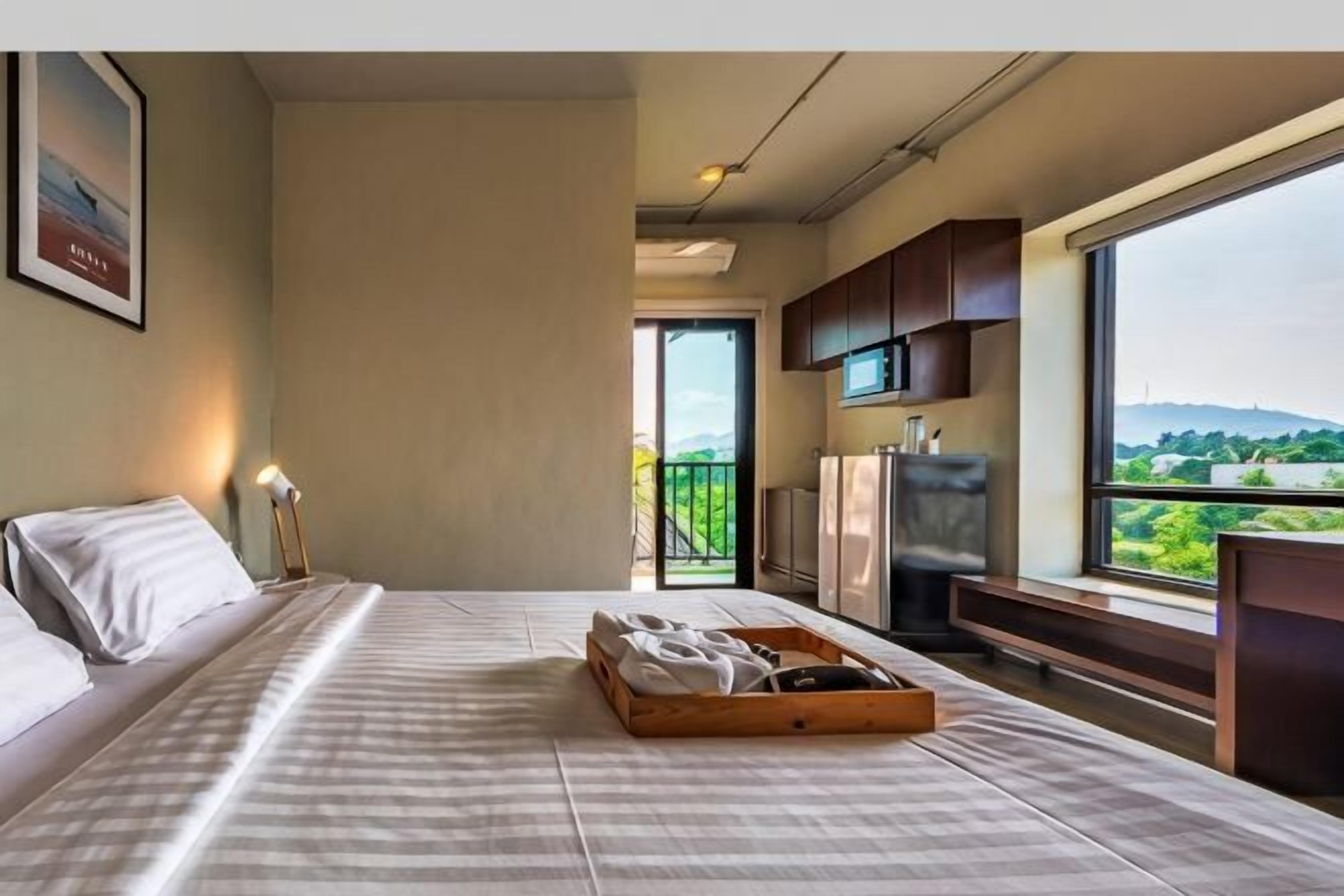 Desk, free WiFi, bed sheets