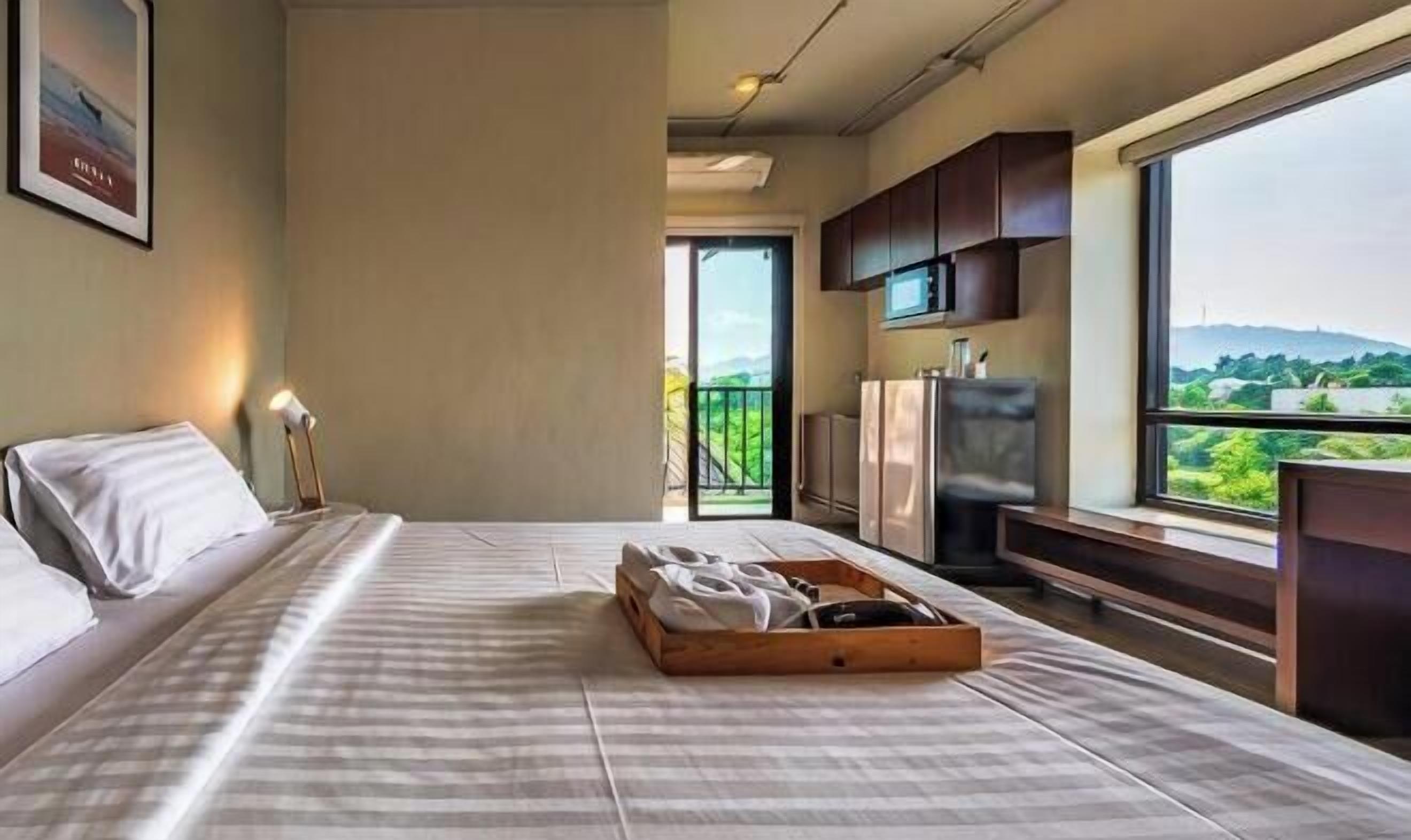 Desk, free WiFi, bed sheets