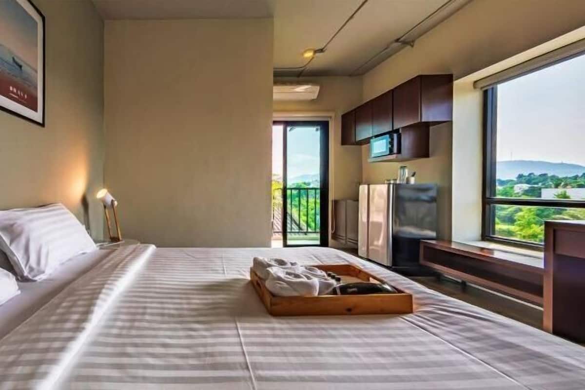 Desk, free WiFi, bed sheets