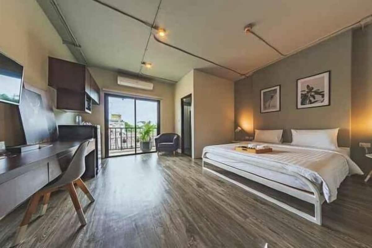 Desk, free WiFi, bed sheets