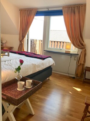 4 habitaciones, tabla de planchar con plancha y cuna de viaje 