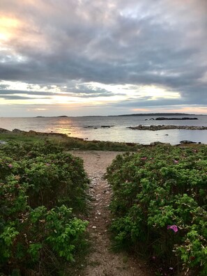 Nær stranden og solsenger