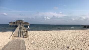 Playa en los alrededores y camastros
