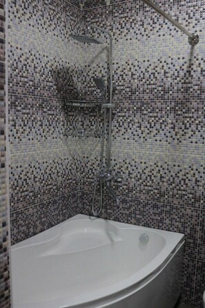 Standard Twin Room | Bathroom | Shower, free toiletries, hair dryer, slippers