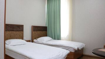 Standard Twin Room | In-room safe, desk, soundproofing, free WiFi