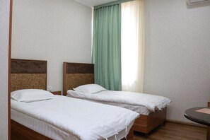 Standaard Twin kamer | Een kluis op de kamer, een bureau, geluiddichte muren, gratis wifi