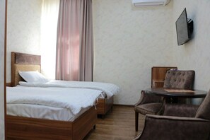 Standard Twin Room | In-room safe, desk, soundproofing, free WiFi