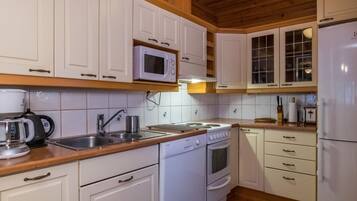 Fridge, microwave, dishwasher, cookware/dishes/utensils