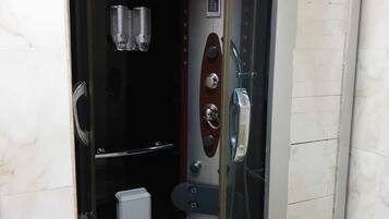 Douche, sĂšche-cheveux, bidet, serviettes fournies