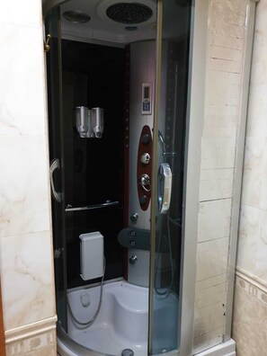 Dusch, hårtork, bidé och handdukar