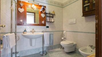 Combined shower/tub, hair dryer, bidet, towels