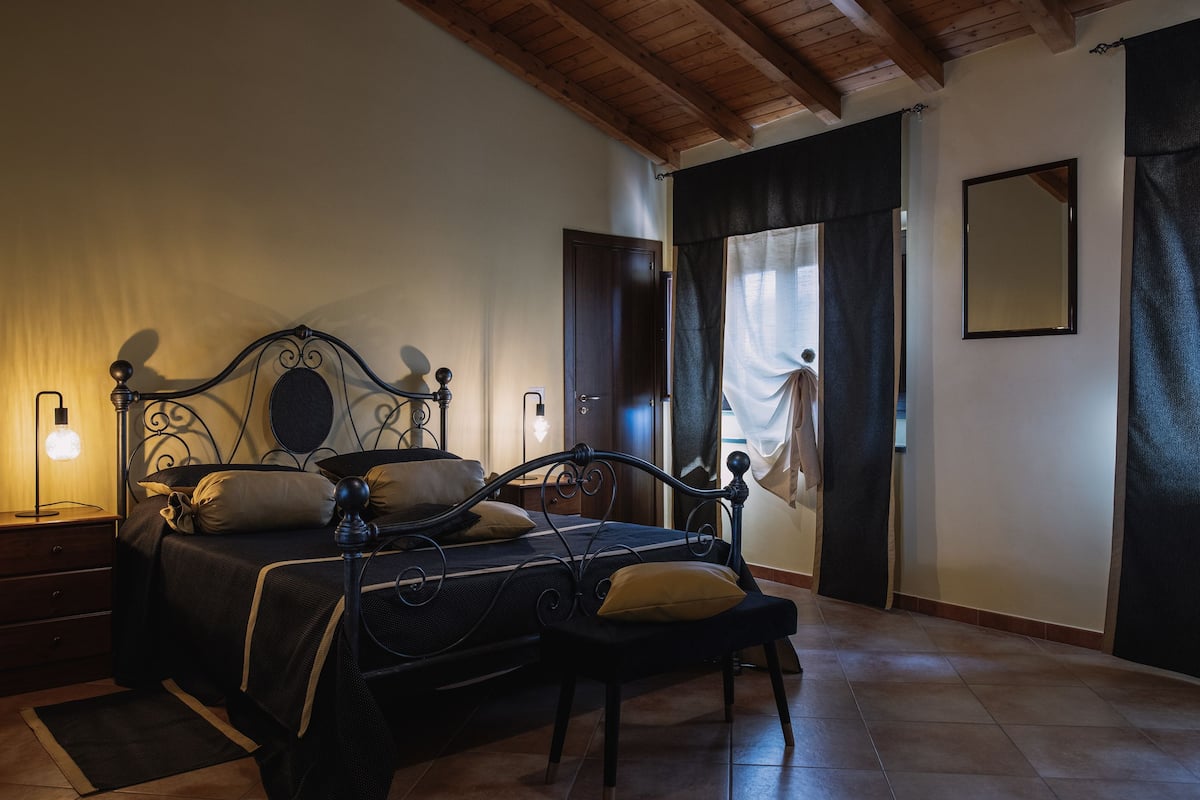 Suite Deluxe | Bureau, lits bébé (en supplément), draps fournis