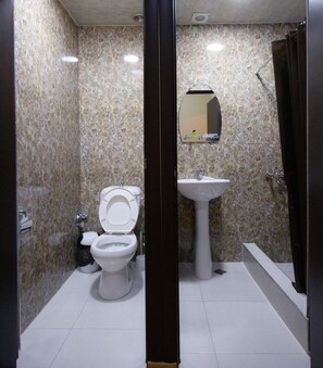 Shower, rainfall showerhead, free toiletries, slippers