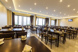 Breakfast, lunch, dinner served; local and international cuisine  - Sunshine View Hotel (Sa Pa)
