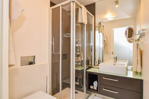 Hårføner, håndklær, såpe og toalettpapir