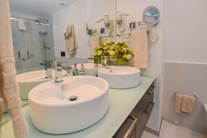 Haartrockner, Handtücher, Seife, Toilettenpapier