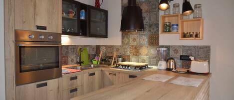 فرن، محمصة خبز، مستلزمات طهي/أطباق/أوعية، توابل