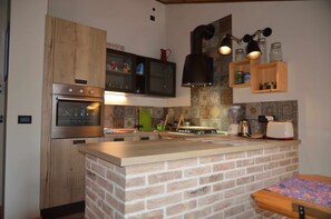 Oven, toaster, cookware/dishes/utensils, spices