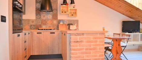 Oven, toaster, cookware/dishes/utensils, spices