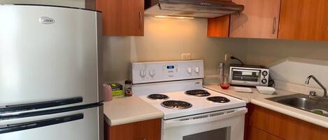 Four, lave-vaisselle, batterie de cuisine, vaisselle et ustensiles