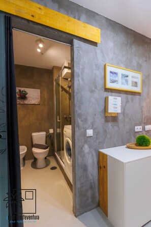 Kostenlose Toilettenartikel, Haartrockner, Handtücher
