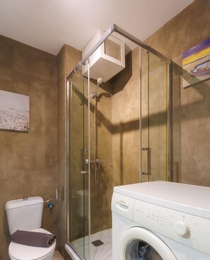 Amenidades de baño gratuitas, secadora de cabello, toallas 