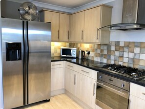 冰箱、微波炉、烤箱、炉灶