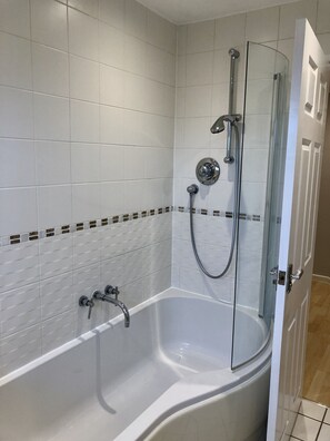 Badewanne, Haartrockner, Handtücher, Seife