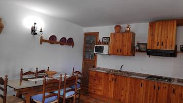 Refrigerador, microondas y utensilios de cocina