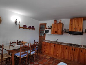 Frigorifero, microonde, pentole/stoviglie/utensili