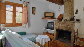 Televisión y chimenea