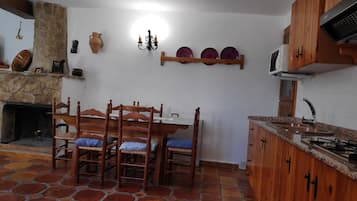 Réfrigérateur, micro-ondes, batterie de cuisine, vaisselle et ustensiles