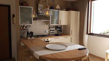 Stovetop, cookware/dishes/utensils, paper towels