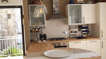 Herdplatte, Kochgeschirr/Geschirr/Besteck, Küchenrolle