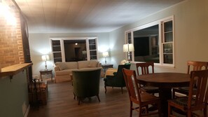 Interior - Beautiful, Private, Lakeshore Home- perfect for large families! (Ludington)