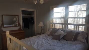 4 bedrooms, iron/ironing board, free WiFi, bed sheets