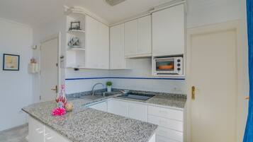 Réfrigérateur, micro-ondes, four, cafetiÚre/bouilloire