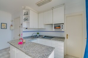 Refrigerador, microondas, horno, cafetera/tetera
