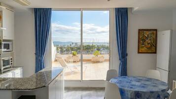 Fridge, microwave, oven, coffee/tea maker