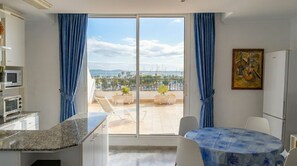 Fridge, microwave, oven, coffee/tea maker