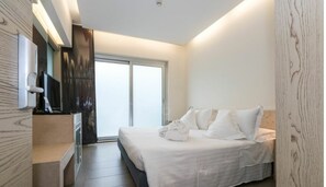 In-room safe, desk, laptop workspace, blackout curtains - Smy Aran Blu Roma Mare (Rome)