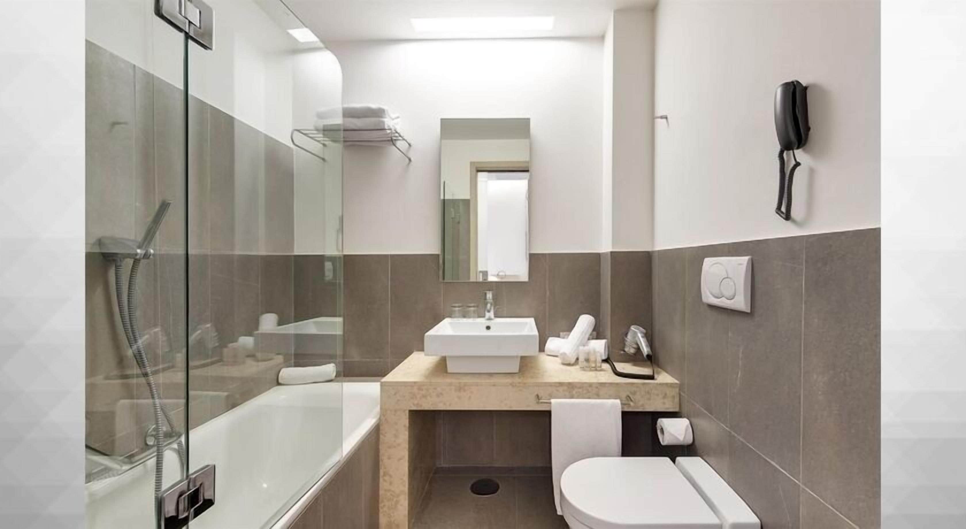 combined shower/bathtub, free toiletries, hair dryer, bidet