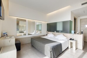 In-room safe, desk, laptop workspace, blackout curtains - Smy Aran Blu Roma Mare (Rome)