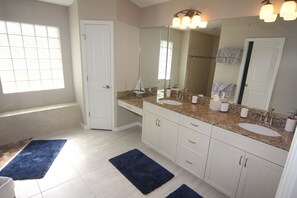 Bathtub, hair dryer, towels - Secret Escape | Epic Pool Area | Spa (Rotonda West)