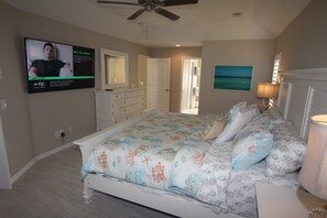 3 bedrooms, iron/ironing board, free WiFi, bed sheets - Secret Escape | Epic Pool Area | Spa (Rotonda West)