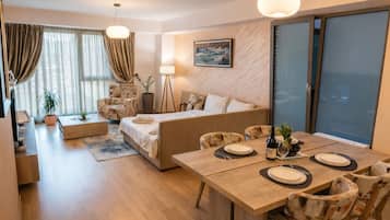 Comfort Condo, City View | Living room | TV